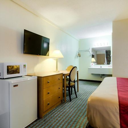 Econo Lodge Shorewood Номер фото