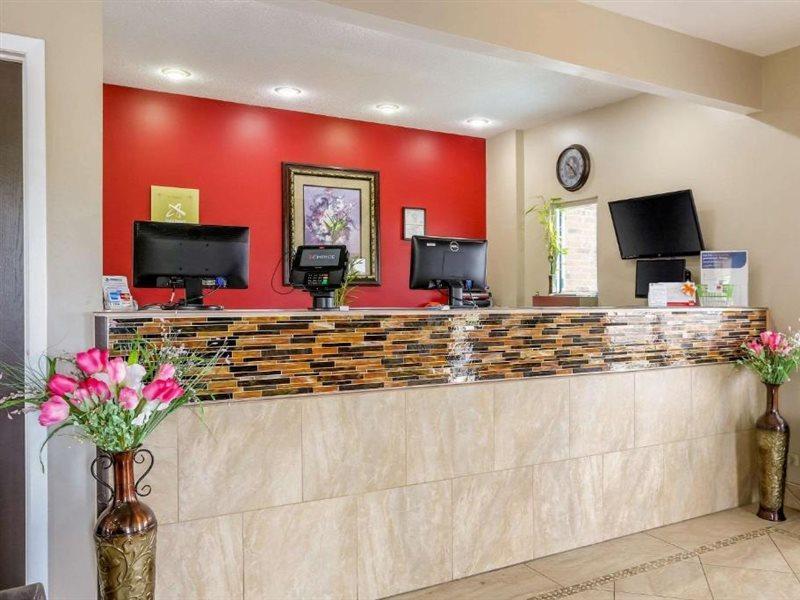 Econo Lodge Shorewood Екстер'єр фото