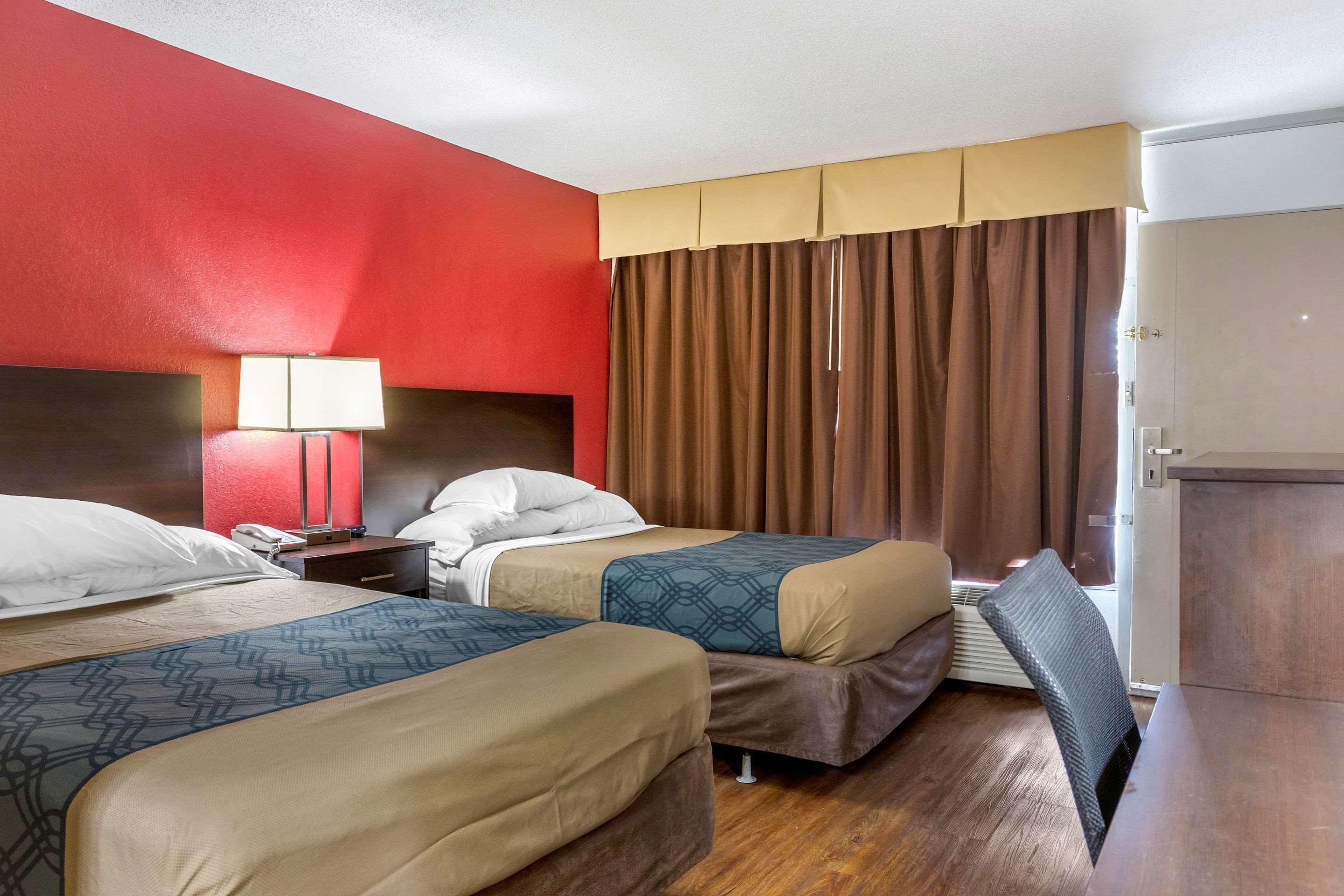 Econo Lodge Shorewood Екстер'єр фото