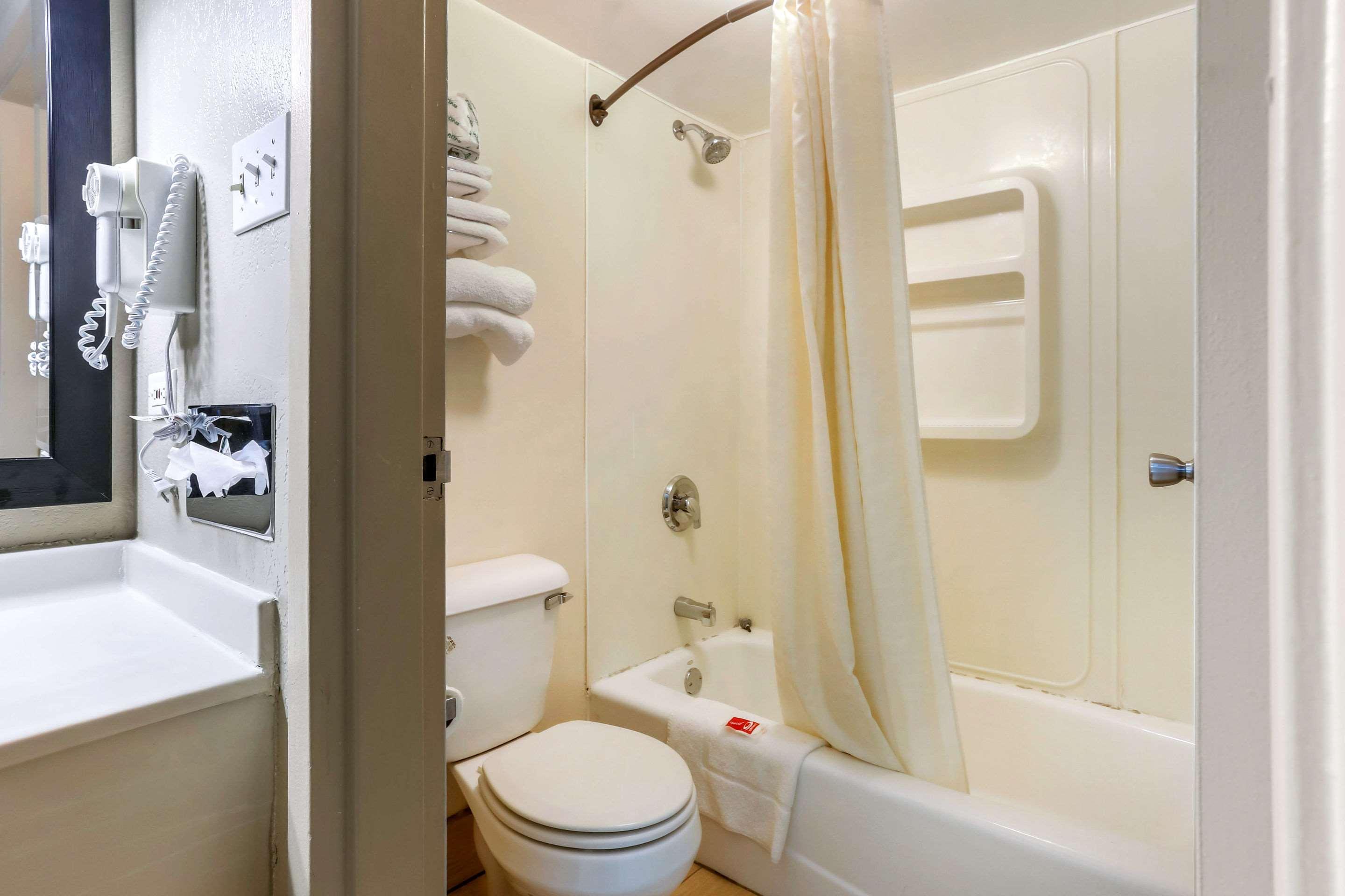 Econo Lodge Shorewood Екстер'єр фото