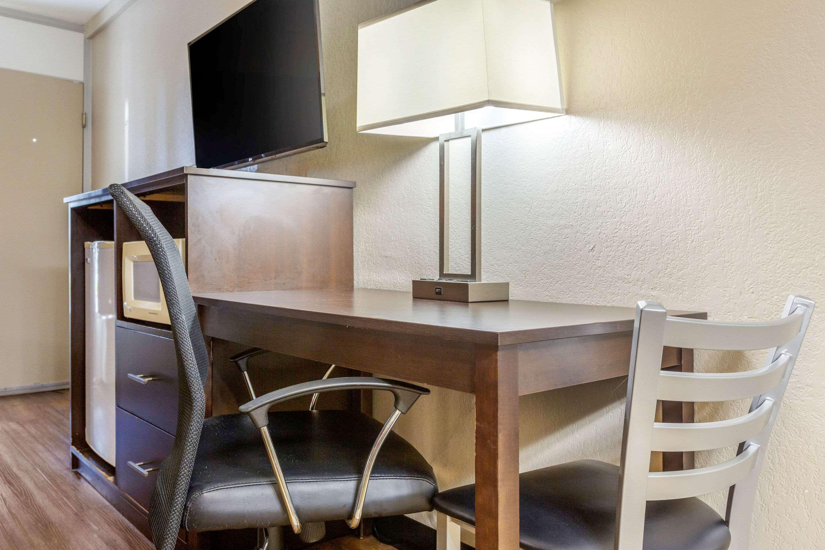 Econo Lodge Shorewood Екстер'єр фото