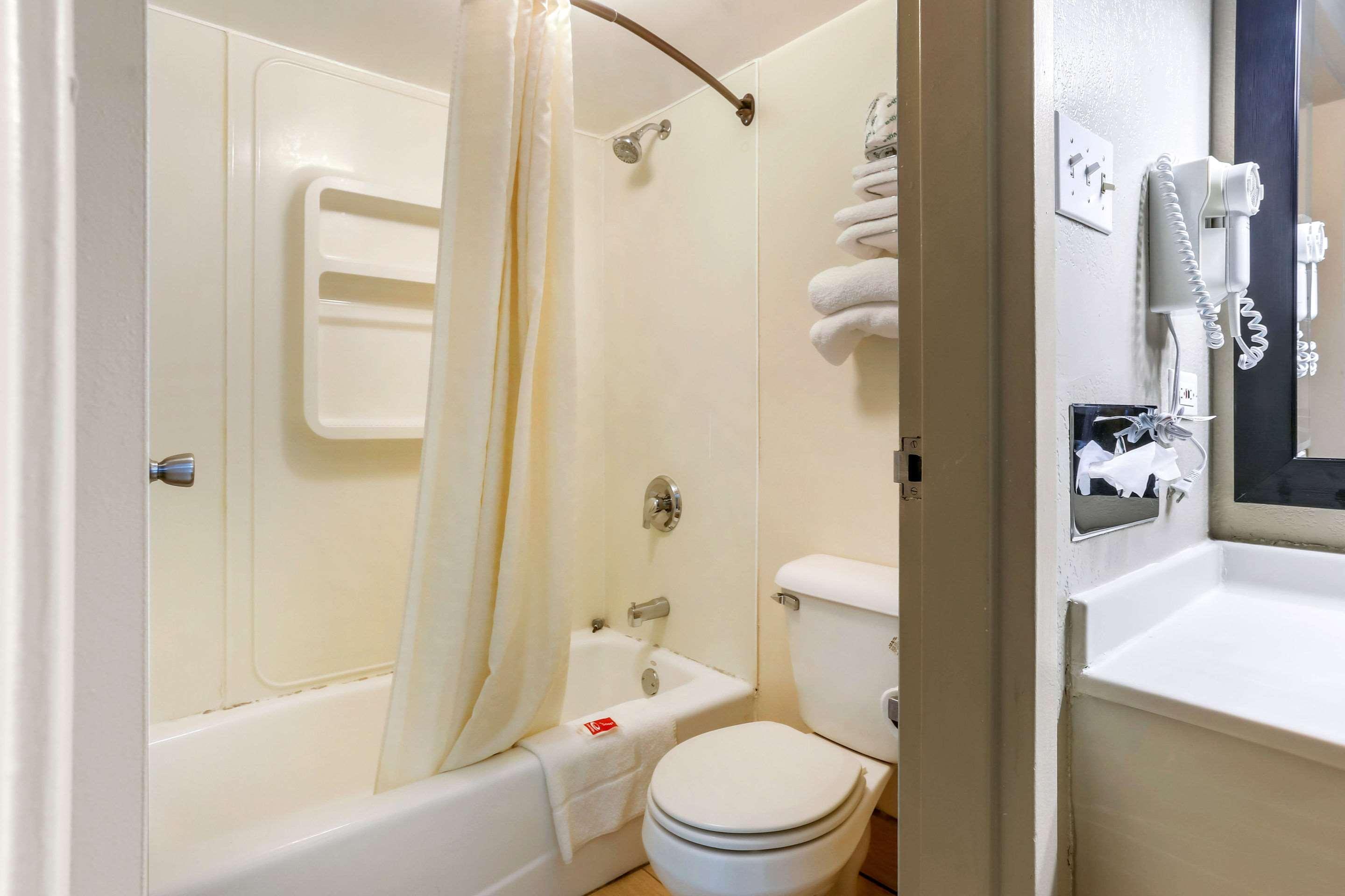 Econo Lodge Shorewood Екстер'єр фото