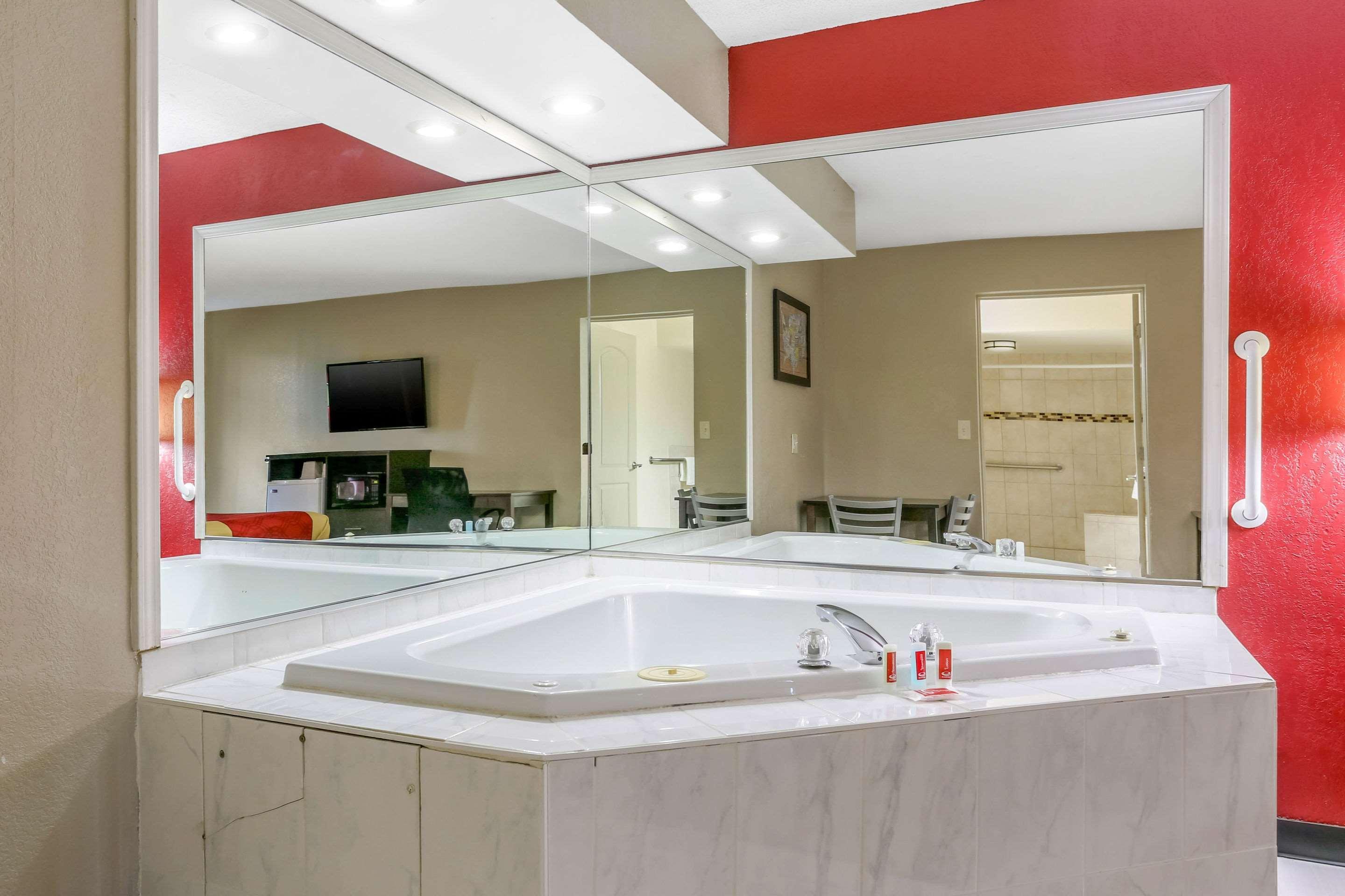 Econo Lodge Shorewood Екстер'єр фото