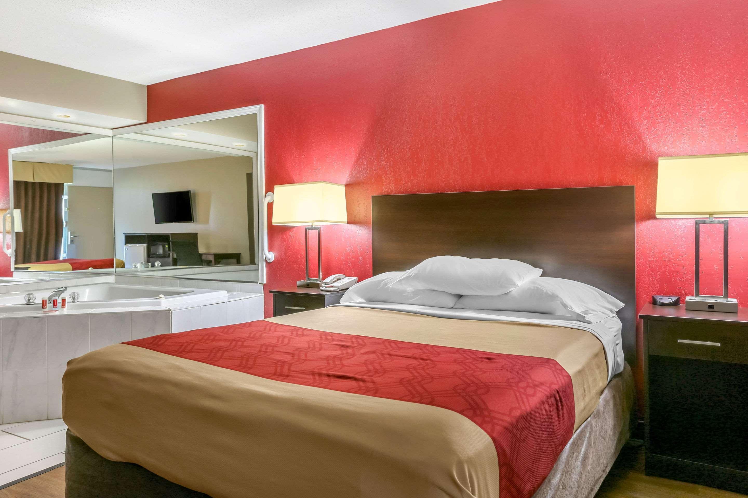 Econo Lodge Shorewood Екстер'єр фото