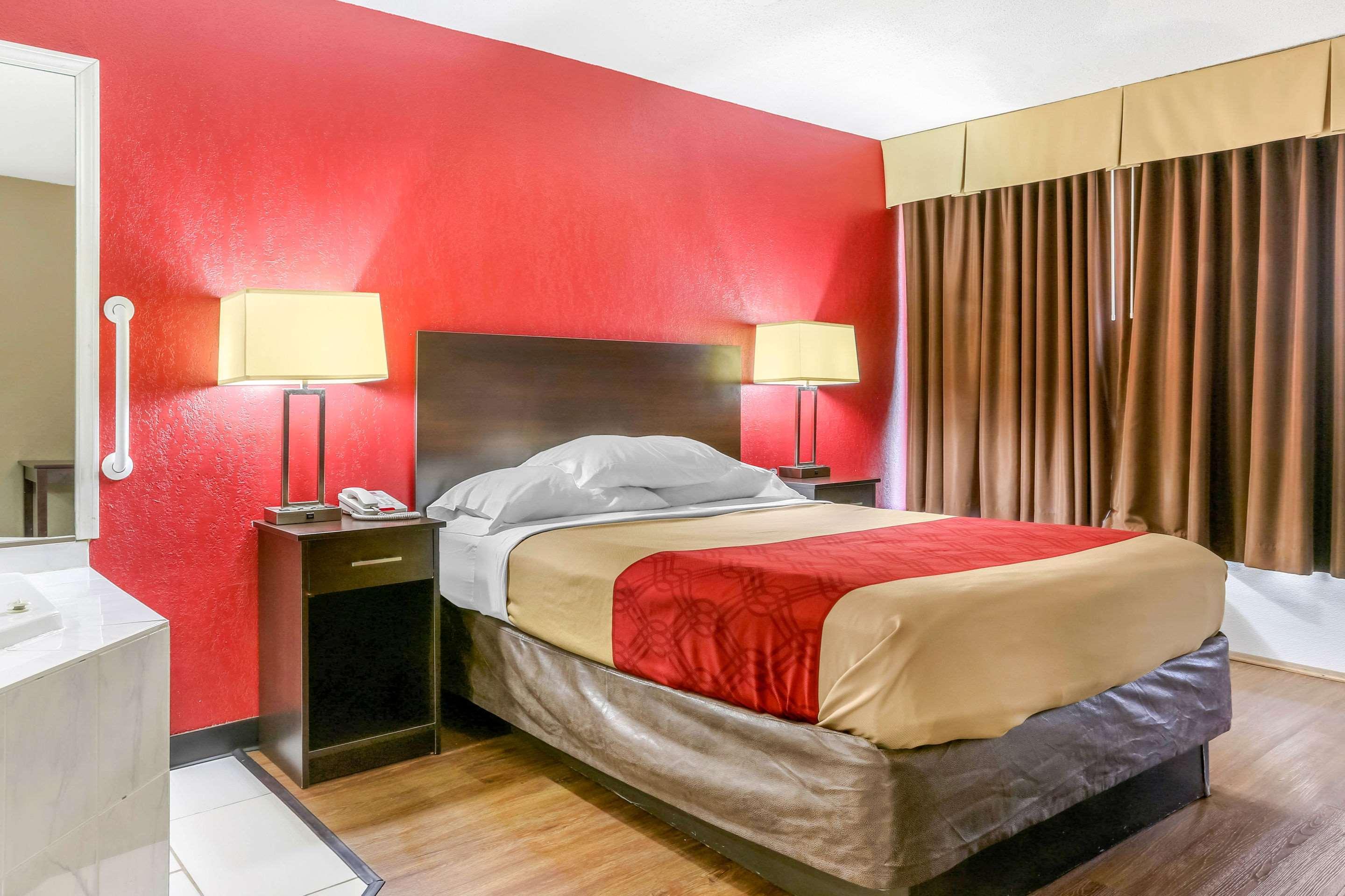 Econo Lodge Shorewood Екстер'єр фото