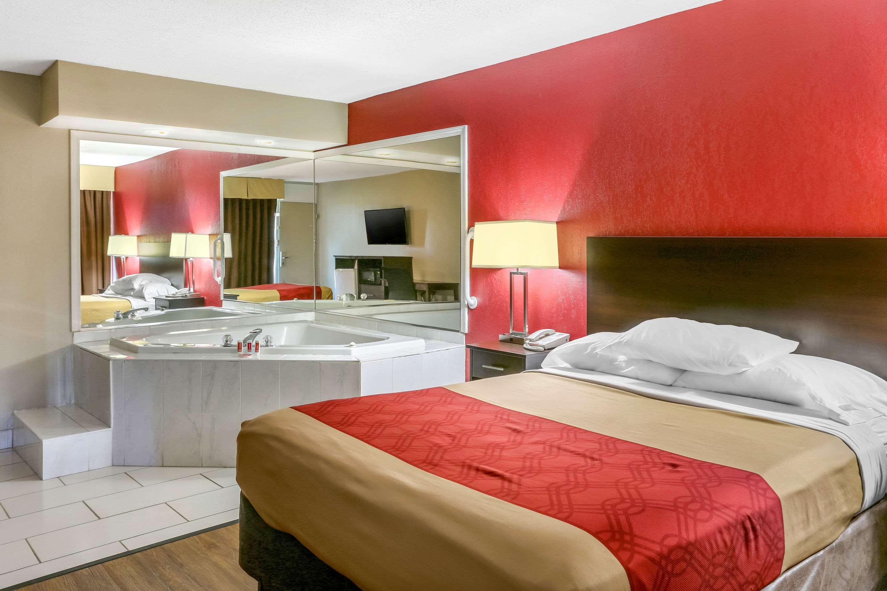 Econo Lodge Shorewood Екстер'єр фото