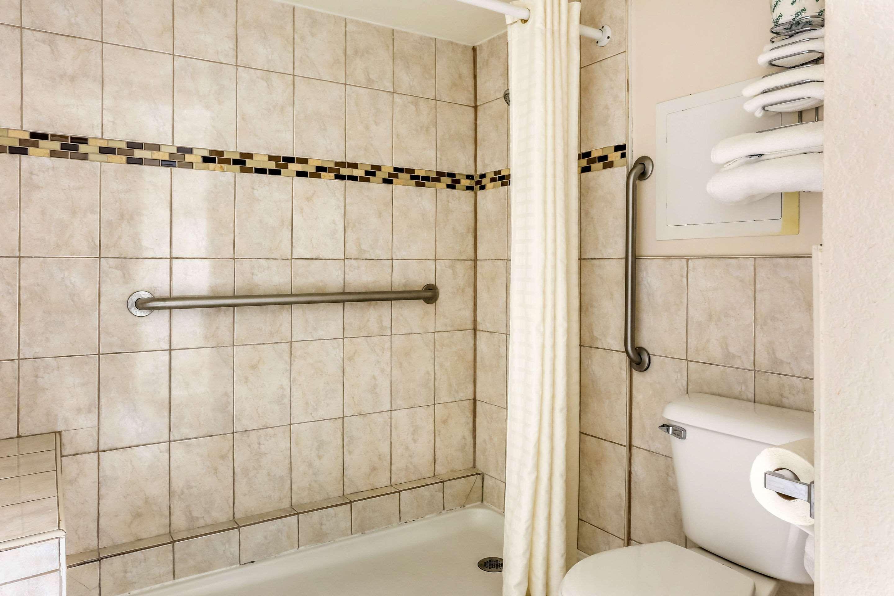 Econo Lodge Shorewood Екстер'єр фото