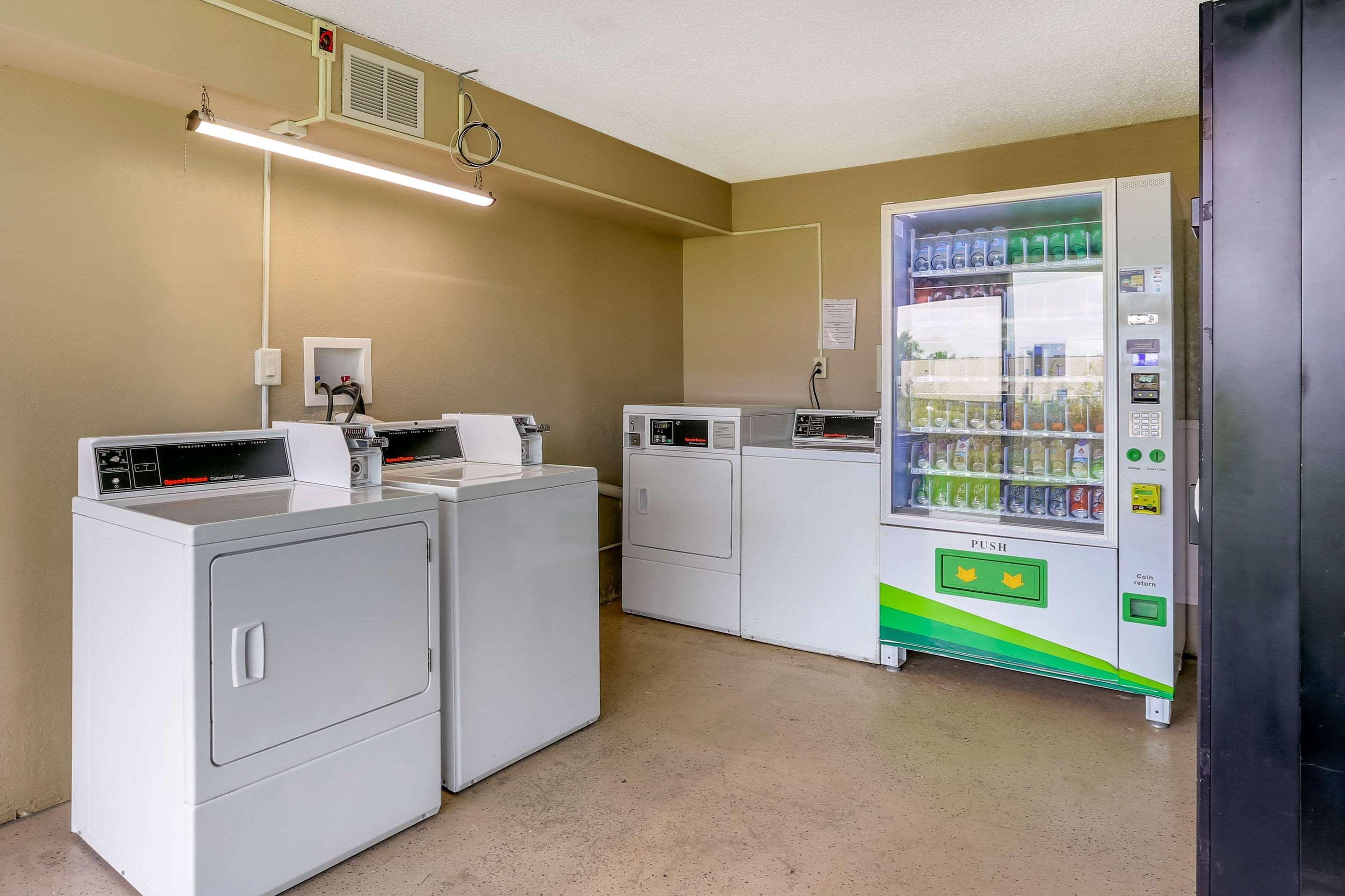Econo Lodge Shorewood Екстер'єр фото