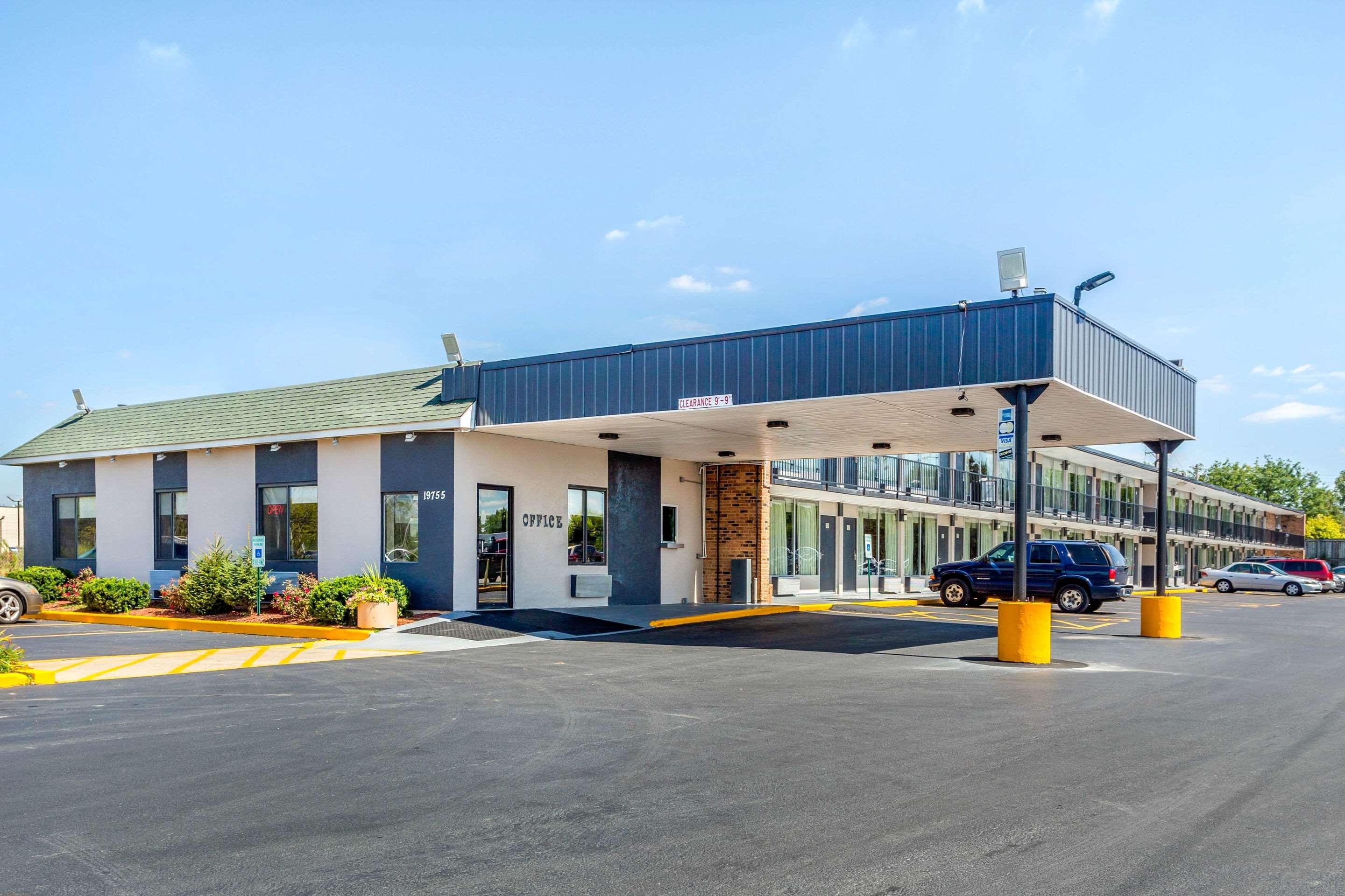 Econo Lodge Shorewood Екстер'єр фото