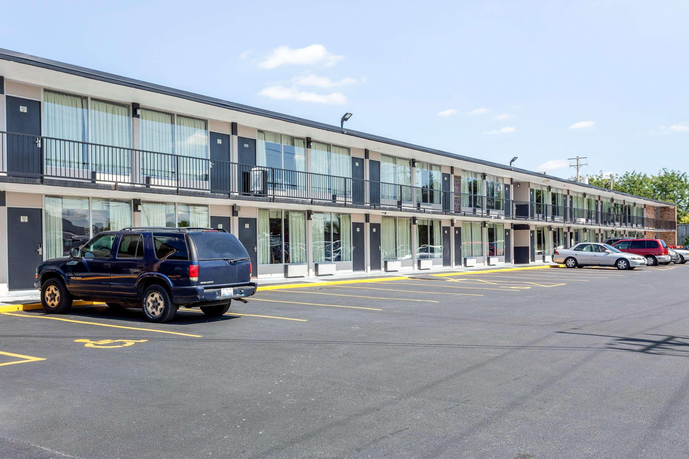 Econo Lodge Shorewood Екстер'єр фото