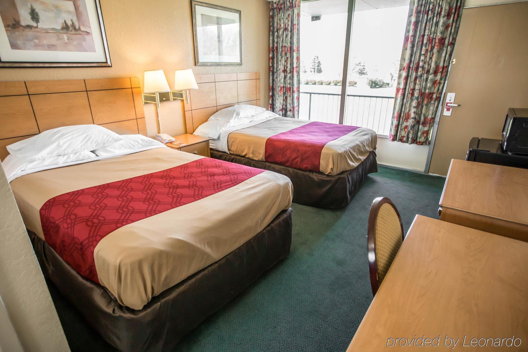 Econo Lodge Shorewood Екстер'єр фото