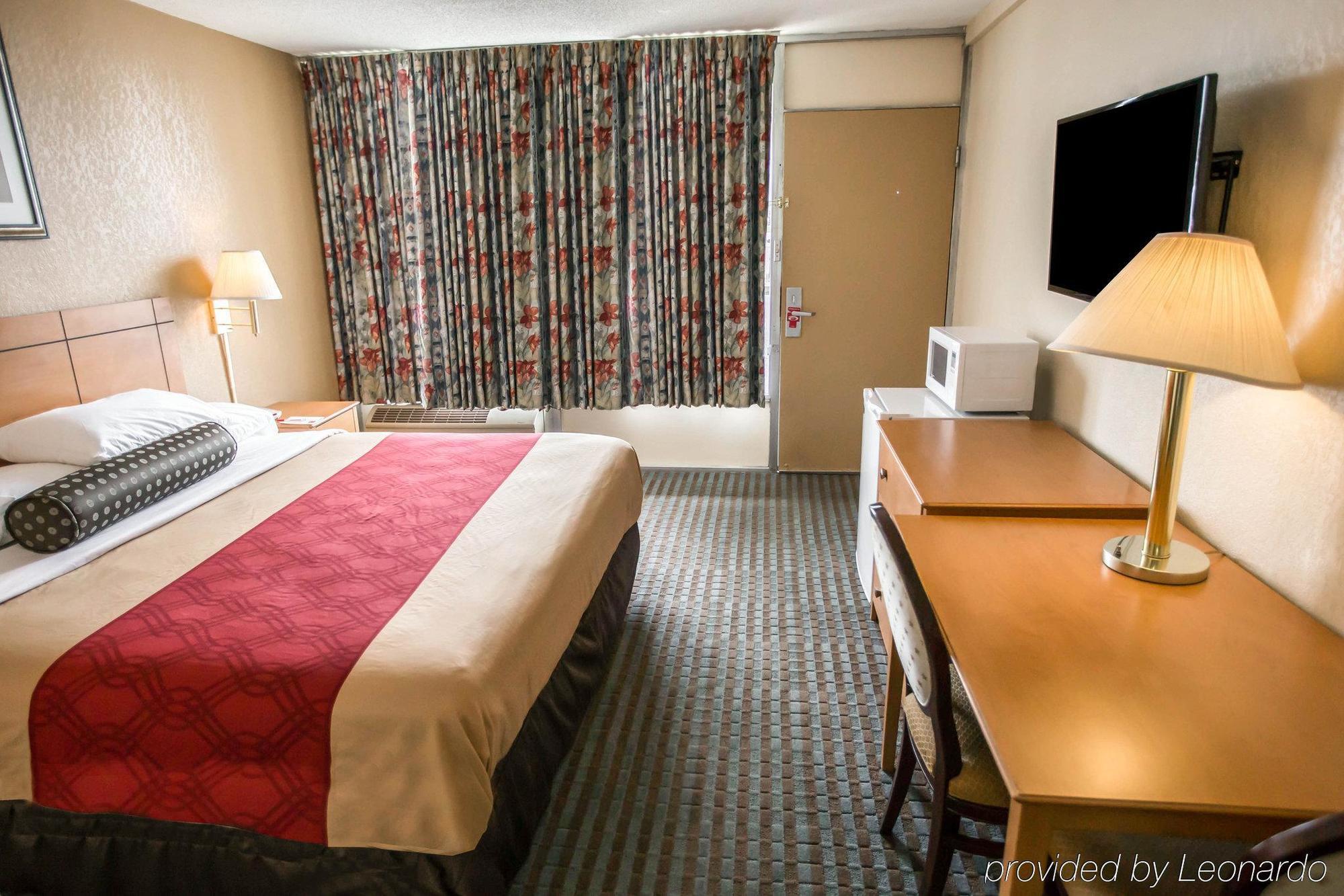 Econo Lodge Shorewood Екстер'єр фото
