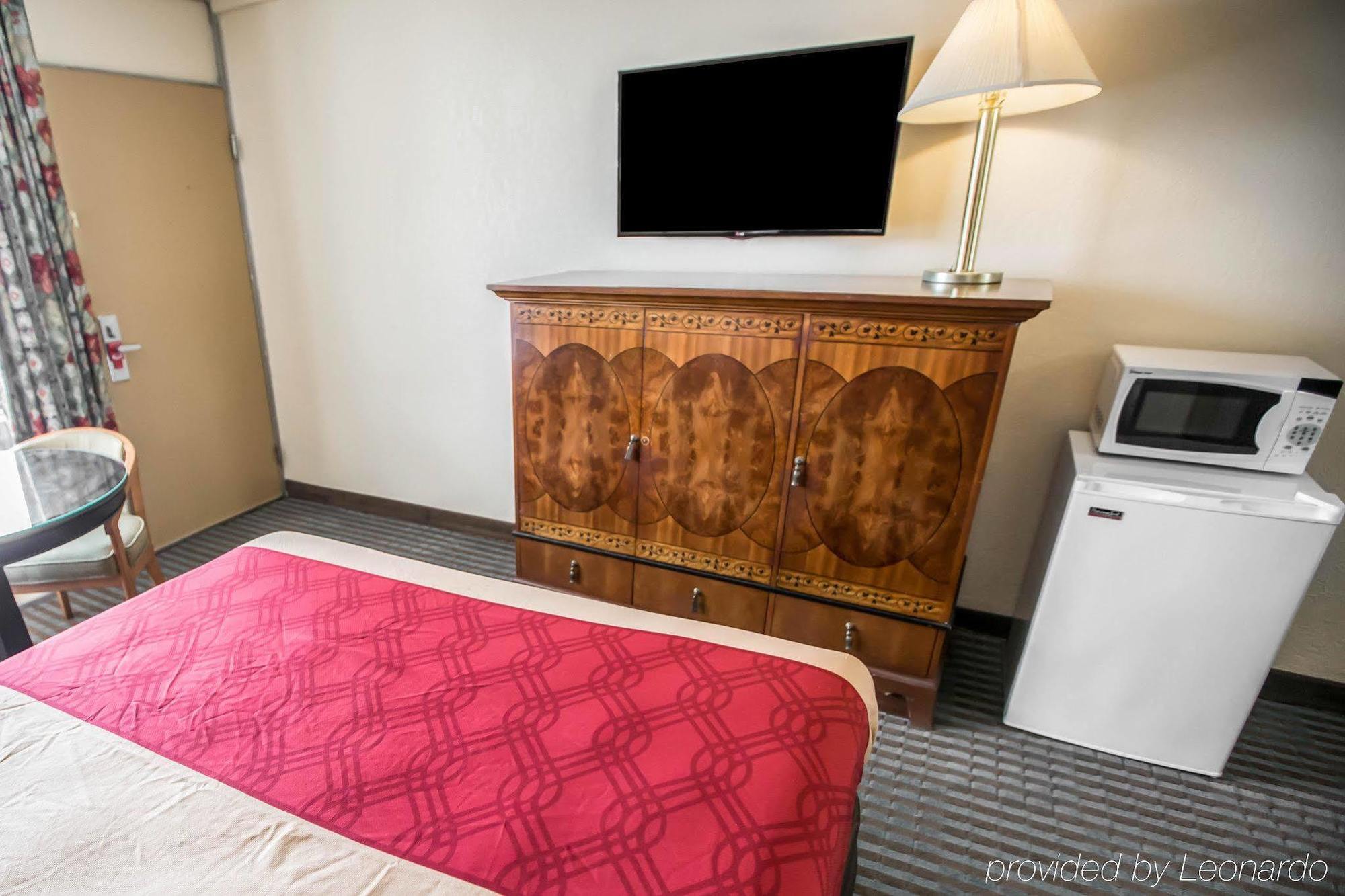 Econo Lodge Shorewood Екстер'єр фото