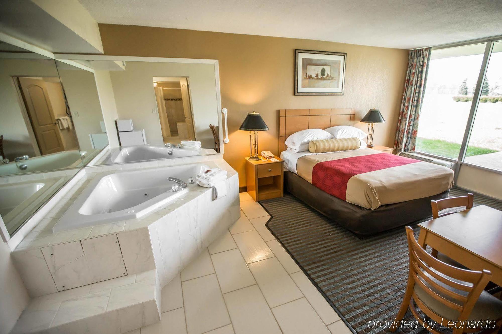 Econo Lodge Shorewood Екстер'єр фото