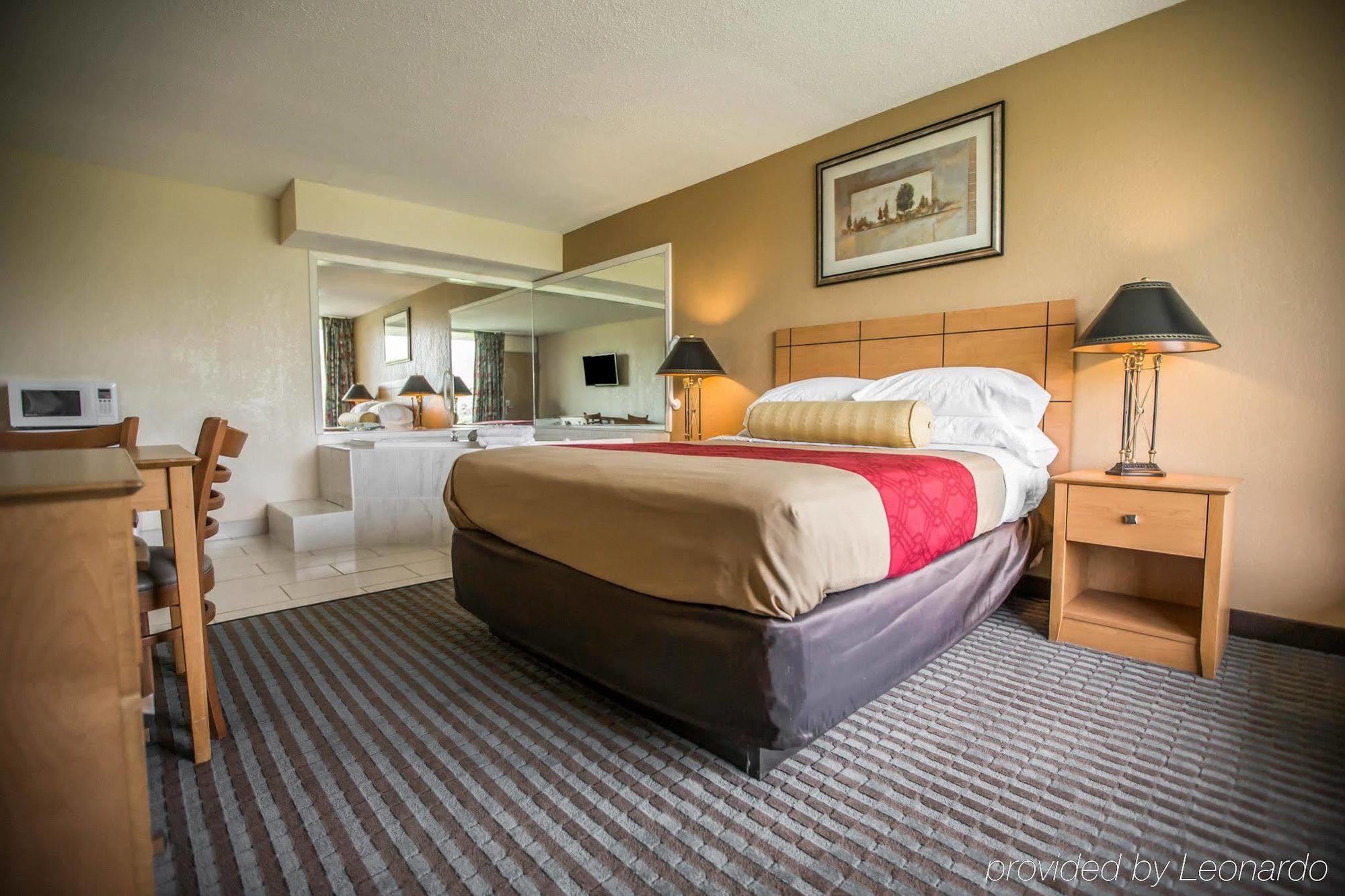Econo Lodge Shorewood Екстер'єр фото