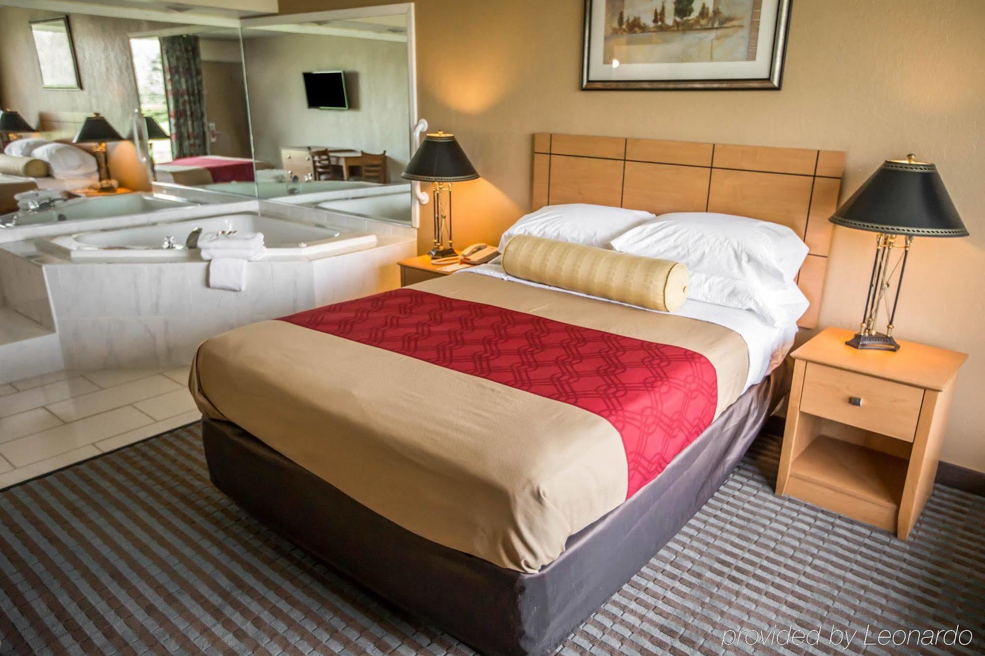 Econo Lodge Shorewood Екстер'єр фото