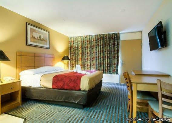 Econo Lodge Shorewood Екстер'єр фото
