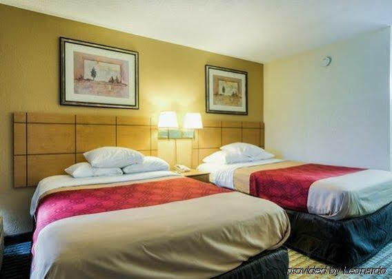 Econo Lodge Shorewood Екстер'єр фото