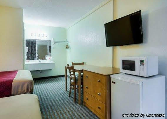 Econo Lodge Shorewood Екстер'єр фото