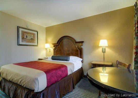 Econo Lodge Shorewood Екстер'єр фото