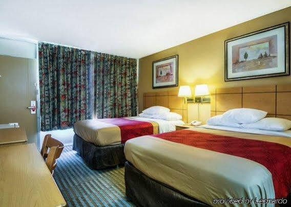 Econo Lodge Shorewood Екстер'єр фото